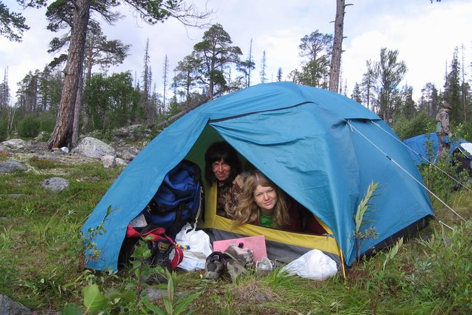 Попросили переночевать. Спать в палатке. Ночевка в палатке. Ночлег в палатке. Ночевка в палатке летом.